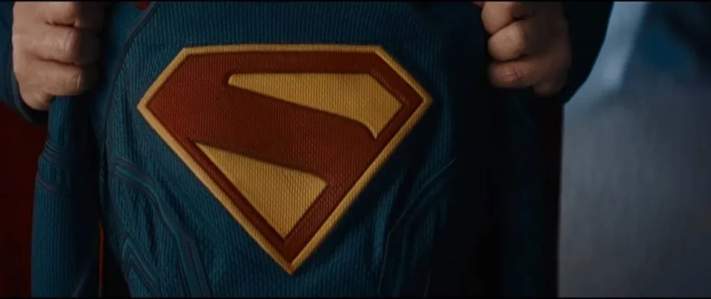 Supergirl Revela Novas Imagens Inéditas e Destaca Visual da Heroína em Meio ao Caos de Uma Guerra Galáctica 2 Nova imagem de "Supergirl", filme de 2016. Protagonista segura uniforme clássico azul.