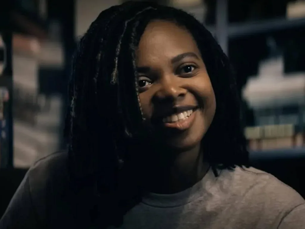The Boys (5ª Temporada) | Entre Acertos e Excessos, Série Encerra Sua História, Com Desempenho Abaixo do Esperado 7 Jessica Bradley como a Mana Sábia de "The Boys", sorrindo.