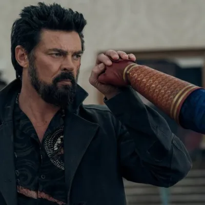 Esta imagem mostra um momento crucial entre Billy Butcher e o Capitão Pátria na temporada final da série The Boys. A cena faz parte do episódio final da 5ª temporada, intitulado "Blood and Bone". O confronto representa o clímax da rivalidade entre os dois personagens principais.