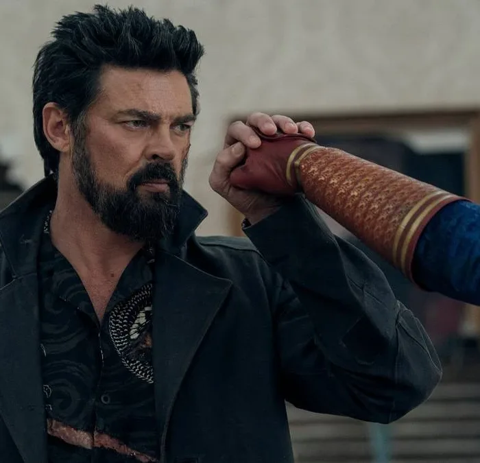 Esta imagem mostra um momento crucial entre Billy Butcher e o Capitão Pátria na temporada final da série The Boys. A cena faz parte do episódio final da 5ª temporada, intitulado "Blood and Bone". O confronto representa o clímax da rivalidade entre os dois personagens principais.