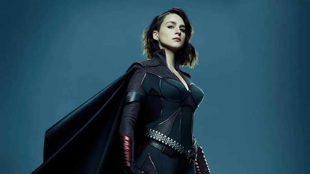 Vought Rising | Tudo Sobre a Nova Série Derivada de The Boys que Ganhou Trailer Explosivo na Prime Video 3 Esta imagem mostra a personagem Tempesta (Stormfront), interpretada pela atriz Aya Cash, na série The Boys em imagem promocional posando em fundo azul.