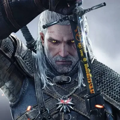 Geralt de Rivia, série de jogos The Witcher, em imagem focada no busto centralizada com ele puxando sua espada, braço direito erguido.