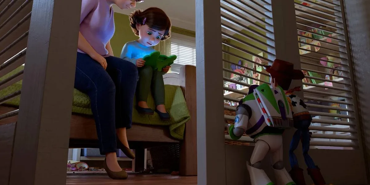 Toy Story 5 Terá Uma das Cenas mais Emocionantes de Toda a Franquia, Revela Tom Hanks Esta imagem é uma cena oficial do filme Toy Story 5. A trama envolve Woody e Buzz observando Bonnie focada em um novo tablet. Woody e Buzz espiam a garota com a mãe, a menor segurando um tablet.