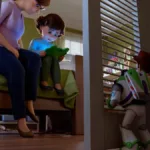 Esta imagem é uma cena oficial do filme Toy Story 5. A trama envolve Woody e Buzz observando Bonnie focada em um novo tablet. Woody e Buzz espiam a garota com a mãe, a menor segurando um tablet.