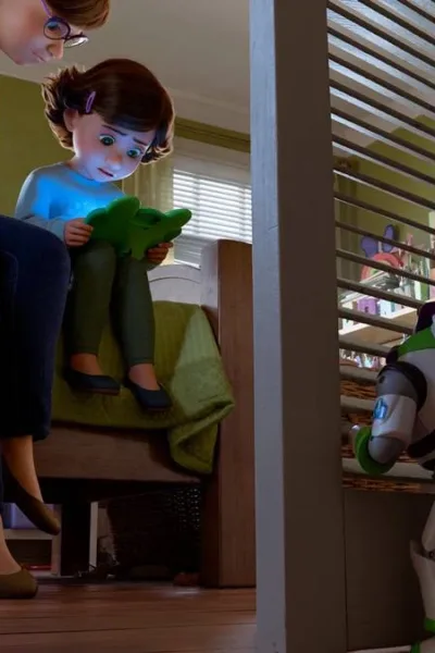 Esta imagem é uma cena oficial do filme Toy Story 5. A trama envolve Woody e Buzz observando Bonnie focada em um novo tablet. Woody e Buzz espiam a garota com a mãe, a menor segurando um tablet.