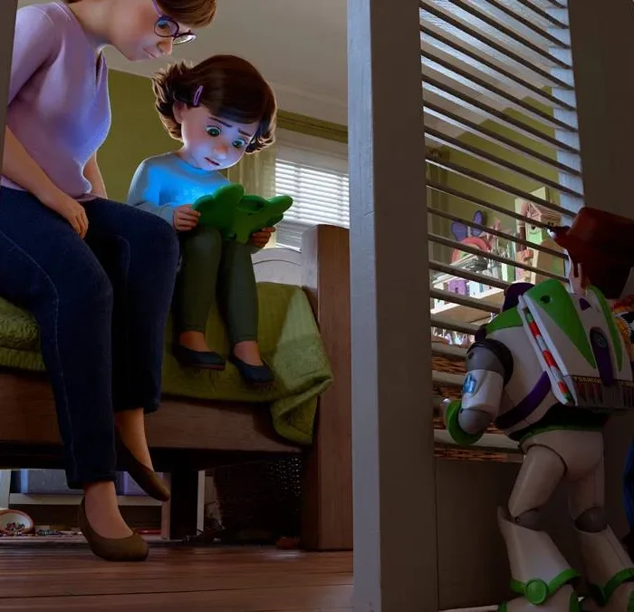 Esta imagem é uma cena oficial do filme Toy Story 5. A trama envolve Woody e Buzz observando Bonnie focada em um novo tablet. Woody e Buzz espiam a garota com a mãe, a menor segurando um tablet.