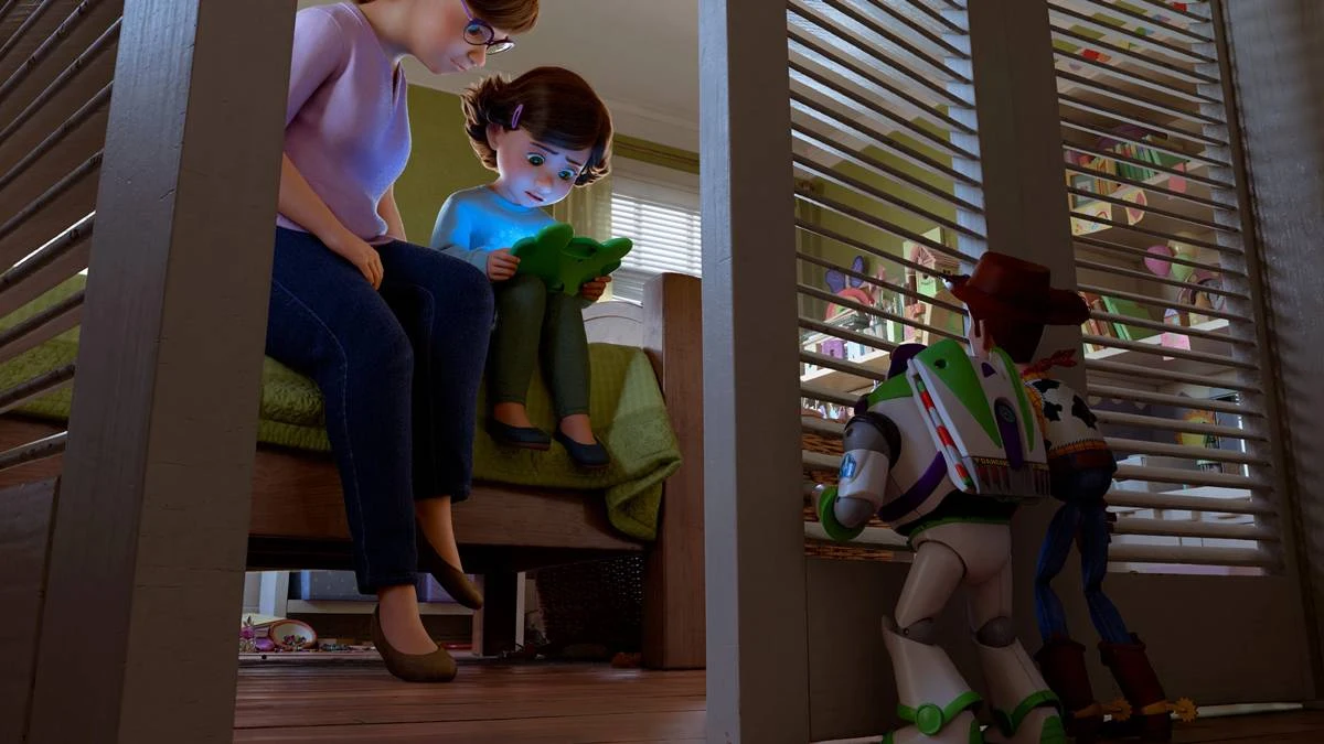 Toy Story 5 | Filme Marca o Retorno Triunfal dos Brinquedos Mais Famosos do Cinema 6 Esta imagem é uma cena oficial do filme Toy Story 5. A trama envolve Woody e Buzz observando Bonnie focada em um novo tablet. Woody e Buzz espiam a garota com a mãe, a menor segurando um tablet.