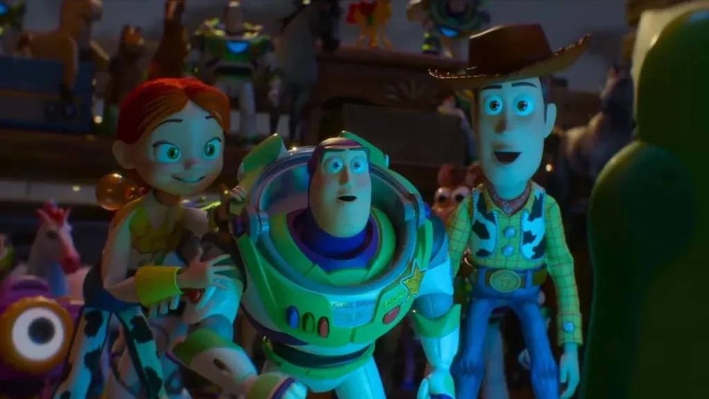 Toy Story 5 Terá Uma das Cenas mais Emocionantes de Toda a Franquia, Revela Tom Hanks 1 Jessie, Buzz, e Woody em ambiente escuro encarando surpresos um tablet em "Toy Story 5".