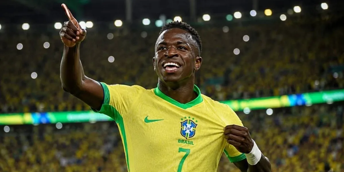 Brasil Goleia o Panamá em Amistoso de Despedida no Maracanã Vini Jr. levanta o braço direito e puxa camisa da seleção, comemorando em partida, sorrindo. Imagem gerada por IA.