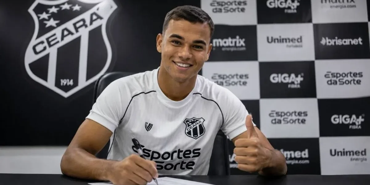Ceará Amplia Contrato de Vinicius Uchella e Reforça Aposta em Geração Promissora da Base Vinicius Uchella, 20, assinando contrato com o Ceará Sporting Club, com a camisa do time e uma parede de coletiva de imprensa ao fundo. Imagem gerada por IA.