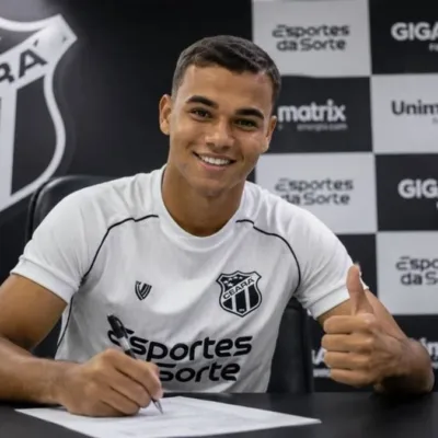Vinicius Uchella, 20, assinando contrato com o Ceará Sporting Club, com a camisa do time e uma parede de coletiva de imprensa ao fundo. Imagem gerada por IA.