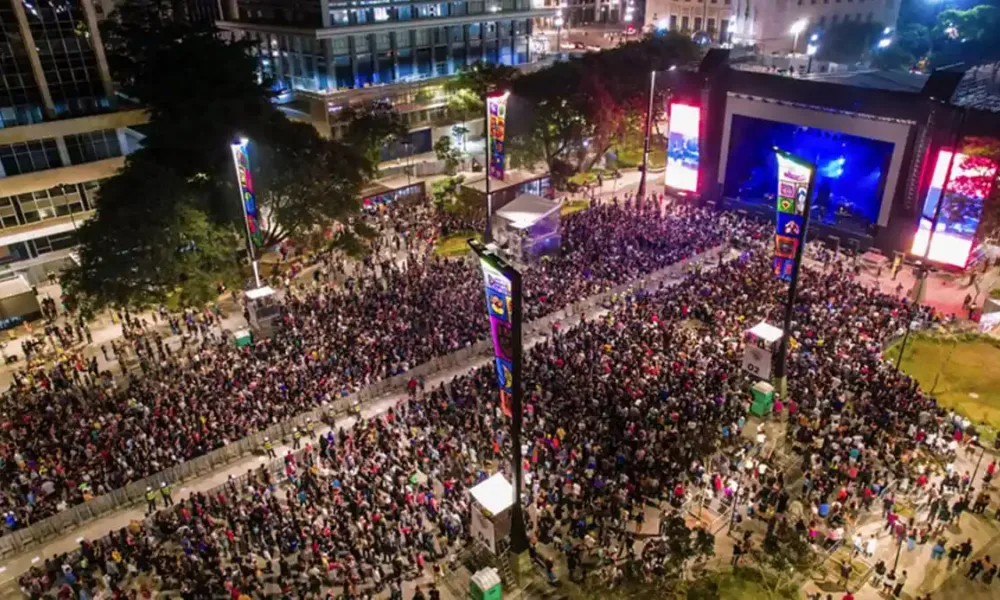 Vista aérea de palco durante a noite na virada cultural de São Paulo com show cheio.