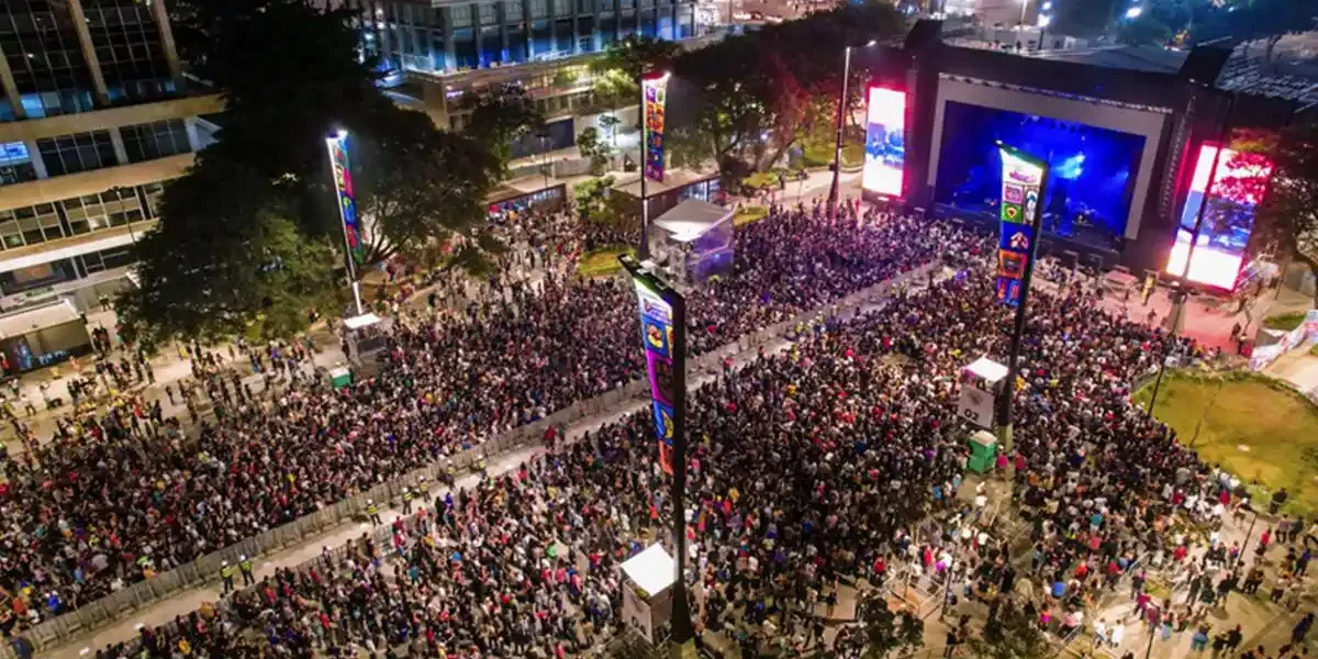 Vista aérea de palco durante a noite na virada cultural de São Paulo com show cheio.