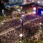 Vista aérea de palco durante a noite na virada cultural de São Paulo com show cheio.