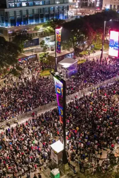 Vista aérea de palco durante a noite na virada cultural de São Paulo com show cheio.