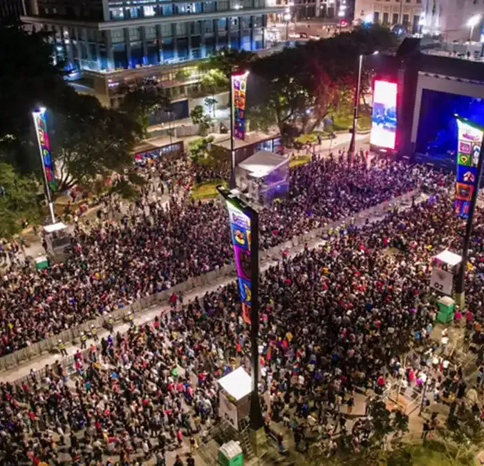 Vista aérea de palco durante a noite na virada cultural de São Paulo com show cheio.