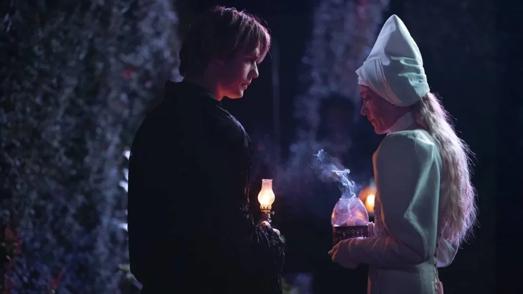 Esta imagem mostra uma cena do filme de fantasia histórica "100 Nights of Hero"; Nicholas Galitzine à esquerda como Manfred e Emma Corrin à direita como Hero.