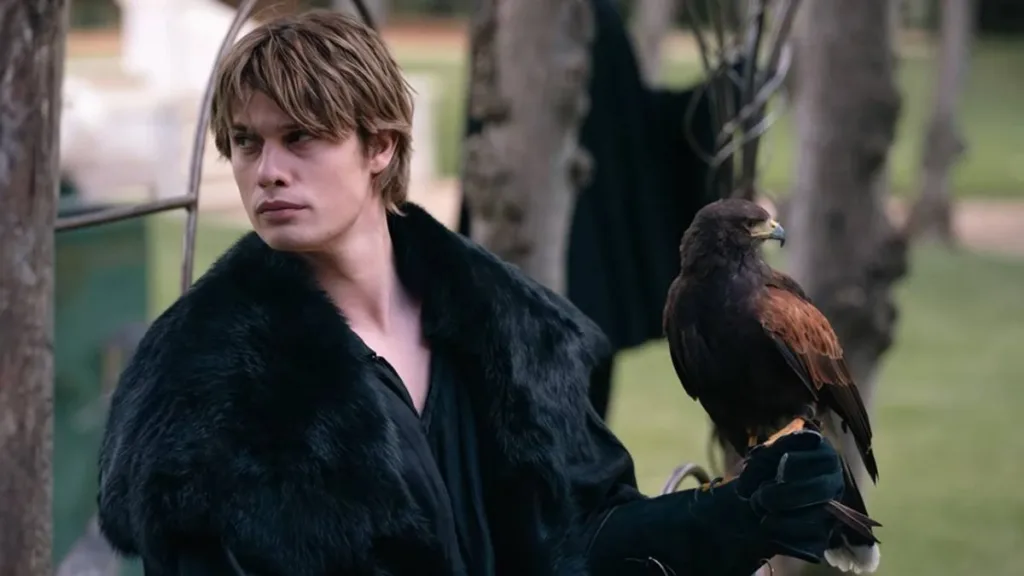 Esta imagem mostra Nicholas Galitzine no papel de Manfred no filme 100 Noites de Desejo (originalmente 100 Nights of Hero).