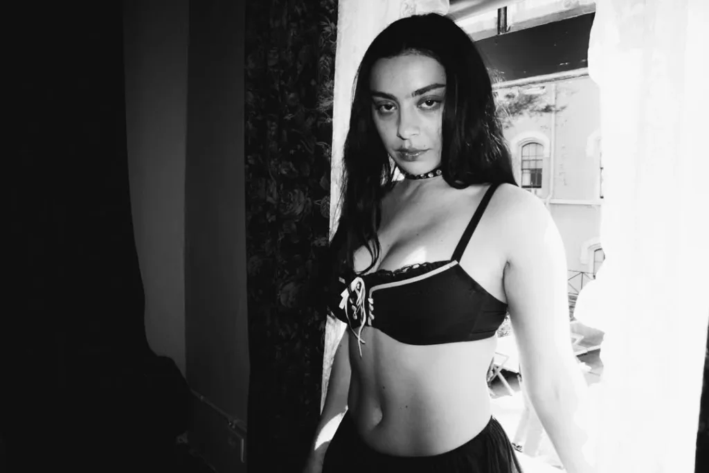 Charli XCX Anuncia Turnê de Music, Fashion, Film com Underscores 1 Music Fashion Film Tour