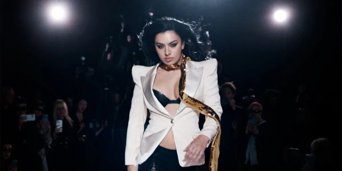 Charli XCX Anuncia Turnê de Music, Fashion, Film com Underscores Music Fashion Film Tour