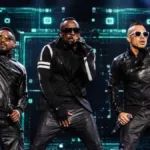 Apl, Will.i.am, e Taboo do Black Eyed Peas em apresentação com fundo eletrônico. Imagem gerada por IA.