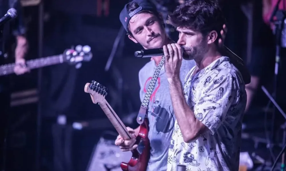 Braza em apresentação no Carioca Club, destaque para membros no palco. Marca d'água do fotógrafo Gui Caielli no canto inferior direito.