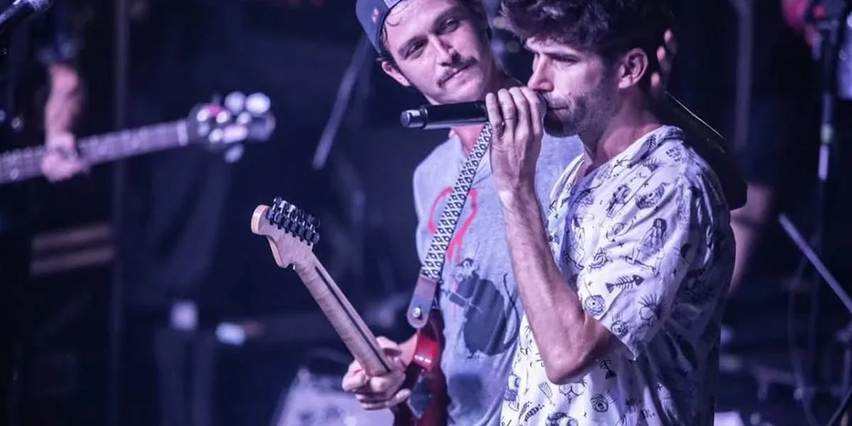 Braza em apresentação no Carioca Club, destaque para membros no palco. Marca d'água do fotógrafo Gui Caielli no canto inferior direito.