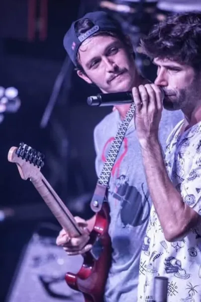 Braza em apresentação no Carioca Club, destaque para membros no palco. Marca d'água do fotógrafo Gui Caielli no canto inferior direito.