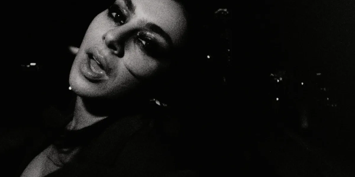 Music, Fashion Film | O Novo Álbum de Charli xcx é Anunciado para 24 de Julho Esta imagem mostra a cantora Charli XCX em um registro em preto e branco para o clipe de sua música "Rock Music".