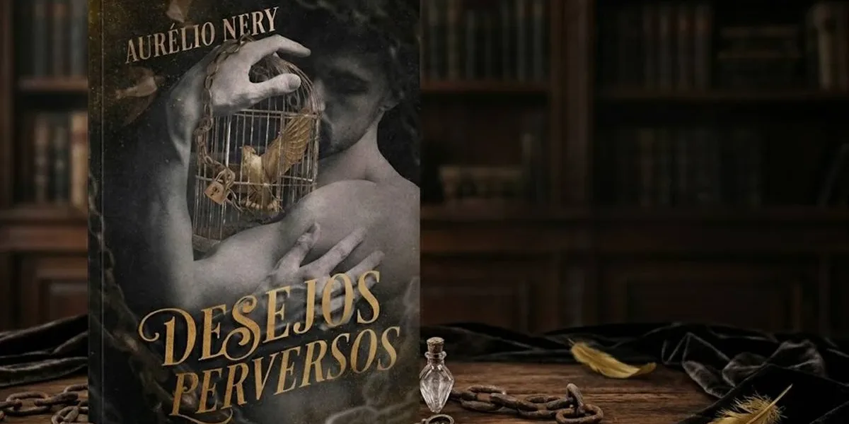 "Desejos Perversos" por Aurélio Nery, um livro de romance LGBTQIA+ disponível na Amazon. Livro está de pé sobre mesa de madeira, em volta à penas douradas, um manto negro, correntes, uma chave de ferro, e atrás uma biblioteca. Imagem gerada por IA.