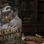 "Desejos Perversos" por Aurélio Nery, um livro de romance LGBTQIA+ disponível na Amazon. Livro está de pé sobre mesa de madeira, em volta à penas douradas, um manto negro, correntes, uma chave de ferro, e atrás uma biblioteca. Imagem gerada por IA.