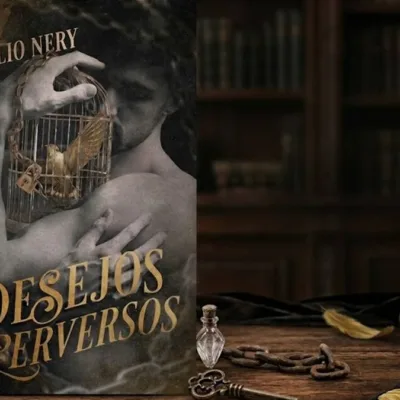 "Desejos Perversos" por Aurélio Nery, um livro de romance LGBTQIA+ disponível na Amazon. Livro está de pé sobre mesa de madeira, em volta à penas douradas, um manto negro, correntes, uma chave de ferro, e atrás uma biblioteca. Imagem gerada por IA.