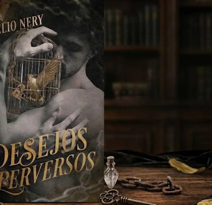 "Desejos Perversos" por Aurélio Nery, um livro de romance LGBTQIA+ disponível na Amazon. Livro está de pé sobre mesa de madeira, em volta à penas douradas, um manto negro, correntes, uma chave de ferro, e atrás uma biblioteca. Imagem gerada por IA.