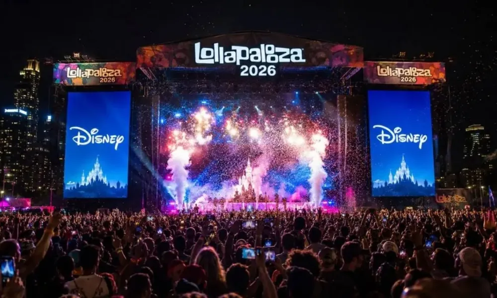 Palco noturno no Lollapalooza Chicago com inscrição Lollapalooza 2026 no letreiro. Nos telões é visível o logo do Disney+, que distribui o evento internacionalmente a partir de 2026.