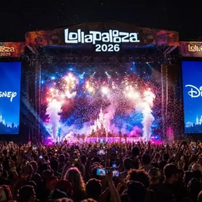 Palco noturno no Lollapalooza Chicago com inscrição Lollapalooza 2026 no letreiro. Nos telões é visível o logo do Disney+, que distribui o evento internacionalmente a partir de 2026.