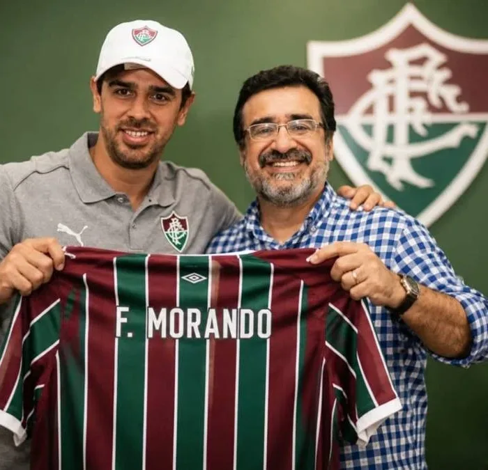 Facundo Morando posando com diretoria do clube em sua contratação para técnico do Fluminense em Vôlei Feminino.