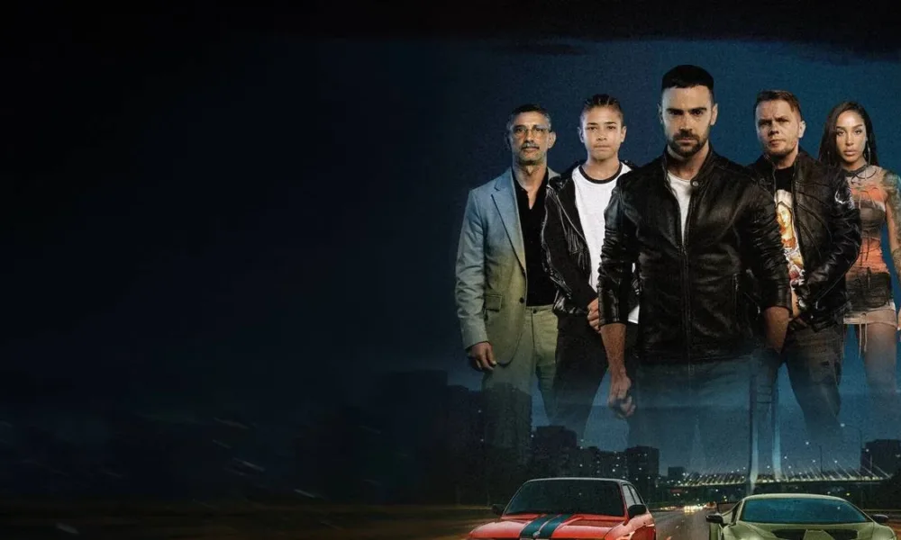 Esta imagem é o pôster do filme de ação romeno "The Race" (também conhecido como "Cursa"), lançado em 2025. Imagem de carros em corrida em estrada com silhueta dos personagens posando acima.