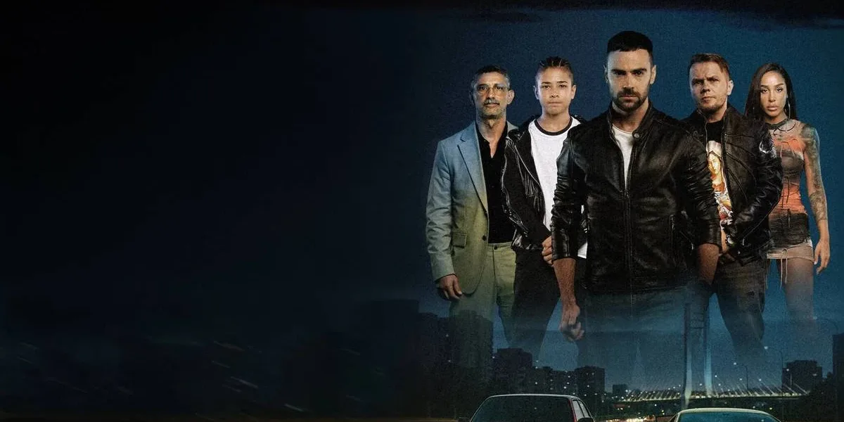 Esta imagem é o pôster do filme de ação romeno "The Race" (também conhecido como "Cursa"), lançado em 2025. Imagem de carros em corrida em estrada com silhueta dos personagens posando acima.