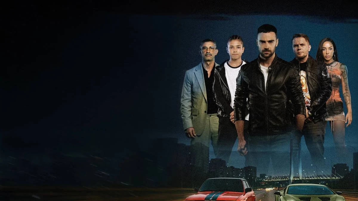 Esta imagem é o pôster do filme de ação romeno "The Race" (também conhecido como "Cursa"), lançado em 2025. Imagem de carros em corrida em estrada com silhueta dos personagens posando acima.