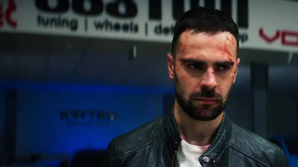 Personagem do filme "Fúria no Asfalto" ("Cursa" com a testa ensanguentada.