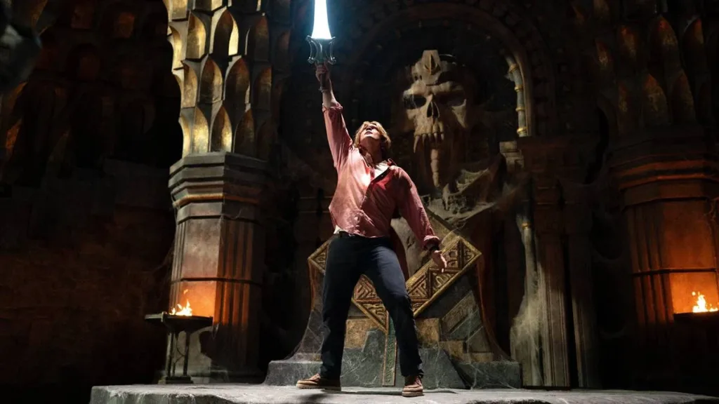Mestres do Universo | Filme Entrega Exatamente o que Precisava e Abre Caminho Para um Universo Muito Maior 4 Esta é uma cena do filme live-action Mestres do Universo, estrelado por Nicholas Galitzine. A imagem mostra o protagonista em uma pose clássica, erguendo a Espada do Poder.
