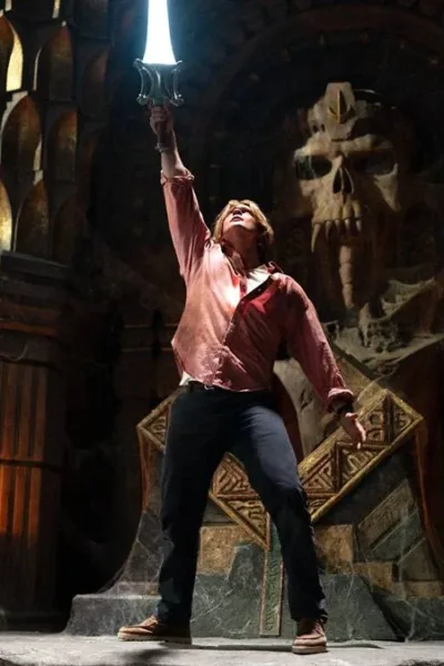 Mestres do Universo (Com Spoilers) | He-Man Tem Emoção e a Força da Nostalgia Esta é uma cena do filme live-action Mestres do Universo, estrelado por Nicholas Galitzine. A imagem mostra o protagonista em uma pose clássica, erguendo a Espada do Poder.