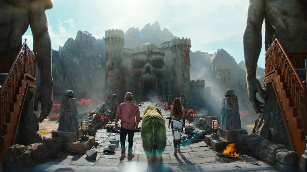 Mestres do Universo | Filme Entrega Exatamente o que Precisava e Abre Caminho Para um Universo Muito Maior 1 Esta imagem mostra um momento épico do filme live-action Mestres do Universo, destacando o icônico Castelo de Grayskull com o Príncipe Adam e Teela se aproximando.