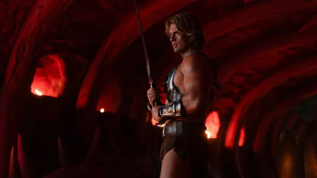 Mestres do Universo | Filme Entrega Exatamente o que Precisava e Abre Caminho Para um Universo Muito Maior 3 Este filme mostra o ator Nicholas Galitzine como o personagem He-Man no filme live-action "Mestres do Universo".