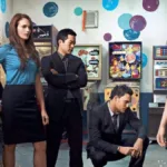 Esta imagem promocional mostra o elenco principal da série de televisão O Mentalista, atuando como seus personagens.
