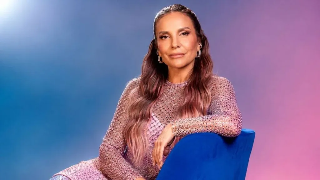 Ivete Sangalo sorrindo apoiada em divã azul, fundo azul e rosa. Imagem gerada por IA.