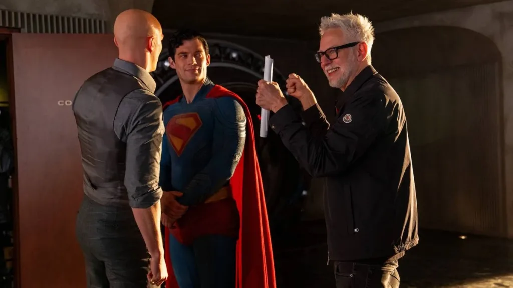 Esta imagem dos bastidores mostra o ator David Corenswet caracterizado como Superman ao lado do diretor James Gunn.