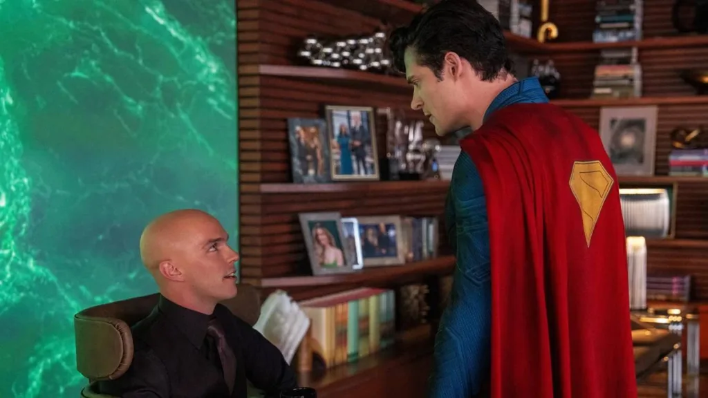 Esta cena apresenta David Corenswet como Superman e Nicholas Hoult como Lex Luthor no filme Superman de 2025.