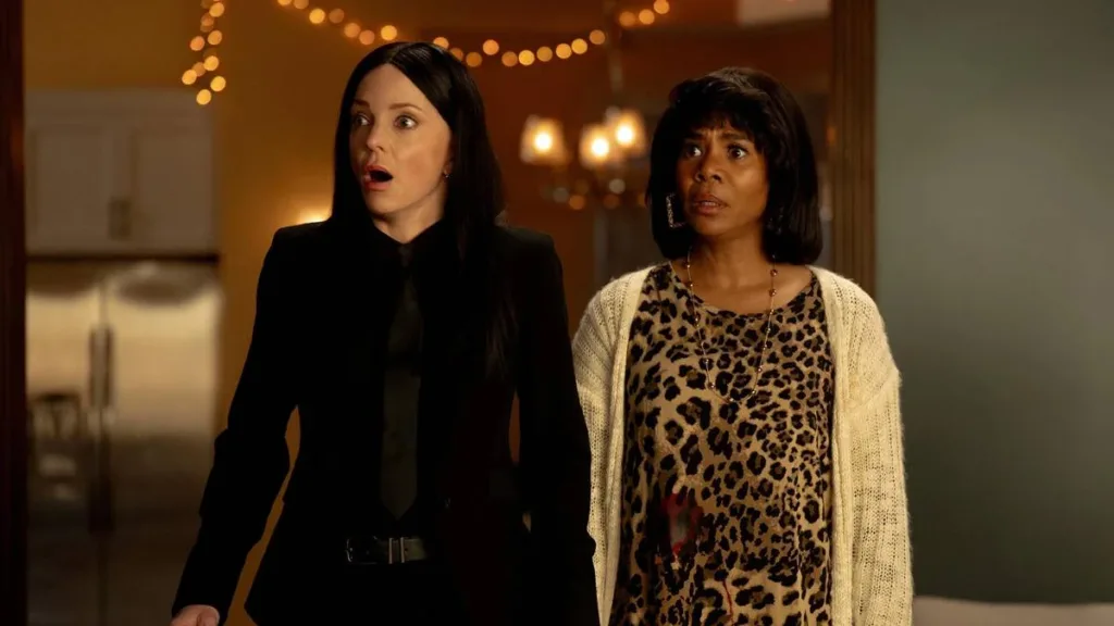 Todo Mundo em Pânico | Trailer Final Reúne Assassinos, Monstros e Muito Caos Antes da Estreia nos Cinemas 1 Esta imagem mostra Anna Faris e Regina Hall reprisando seus papéis como Cindy e Brenda no próximo filme de comédia Todo Mundo em Pânico 6, previsto para ser lançado em 4 de junho de 2026.