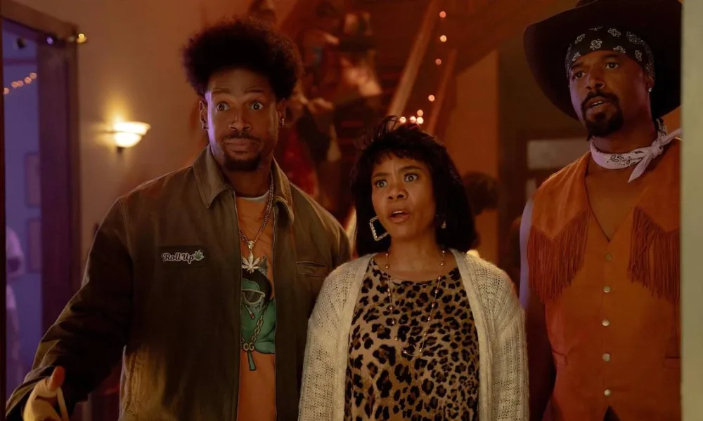 Esta imagem mostra Marlon Wayans e Shawn Wayans reprisando seus papéis como Shorty e Ray ao lado de Regina Hall como Brenda em Todo Mundo em Pânico 6.